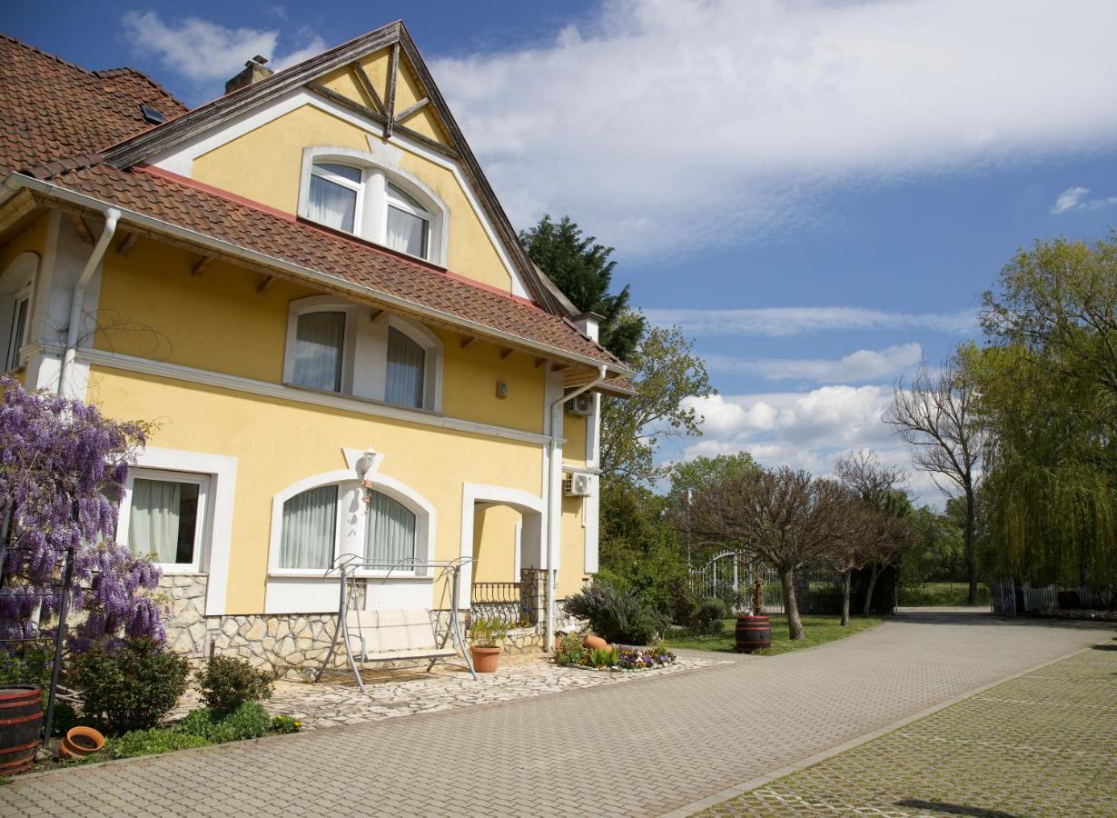 Jade Panzio Bed and Breakfast Balatonföldvár Buitenkant foto