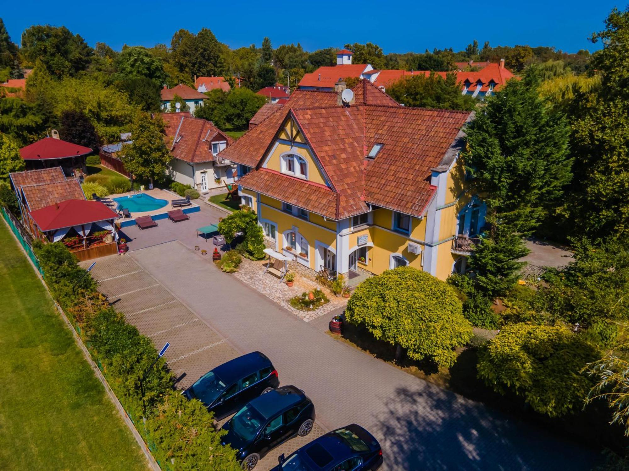 Jade Panzio Bed and Breakfast Balatonföldvár Buitenkant foto